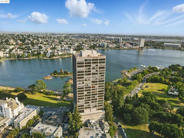 565 Bellevue Ave, Oakland CA: https://media.crmls.org/mediaz/cc0150ac-e238-4d8a-bc17-032d6951ca32.jpg