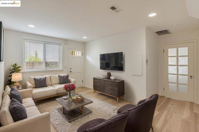 2033 Clement St, San Francisco CA: https://media.crmls.org/mediaz/cc019bcd-16ec-4be8-b4e0-3ca49321716e.jpg
