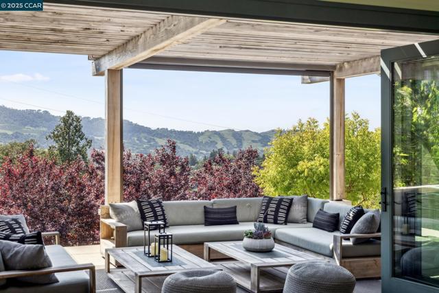 25 La Campana, Orinda CA: https://media.crmls.org/mediaz/cc028d73-1d8d-421d-84cf-371621044c49.jpg