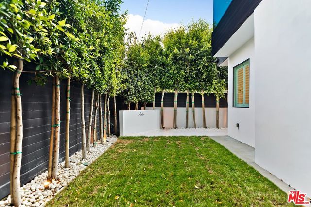 2164 Sunset Plaza Drive, Los Angeles CA: https://media.crmls.org/mediaz/cc03218a-3731-482c-a515-23e92a81ae02.jpg