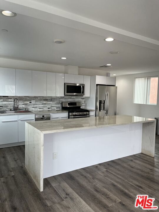 2121 S Burnside Avenue, Los Angeles CA: https://media.crmls.org/mediaz/cc033c8a-67d8-4c9e-8b3c-ae914e28c6e6.jpg