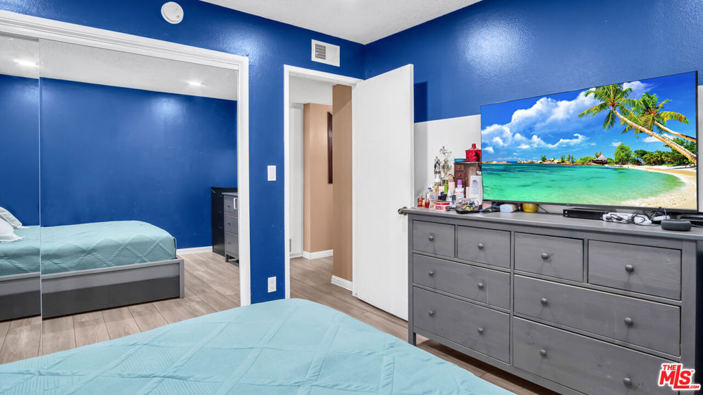 https://media.crmls.org/mediaz/cc03fbe4-c10d-421c-a491-e68e1a37a08b.jpg?preset=X-Large