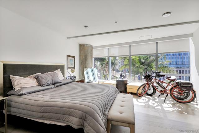 888 W E St, San Diego CA: https://media.crmls.org/mediaz/cc04455c-c6b1-493d-97aa-6ff50ddf235e.jpg