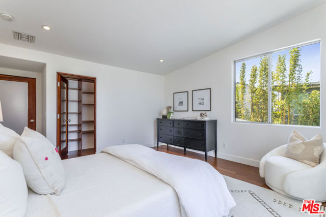 2336 Boone Avenue, Venice CA: https://media.crmls.org/mediaz/cc048aee-ca8b-4886-841f-c92765010d67.jpg
