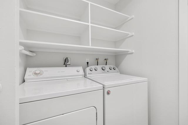 2388 Altisma Way, Carlsbad CA: https://media.crmls.org/mediaz/cc04c31a-4953-4525-bafc-547295949bcc.jpg