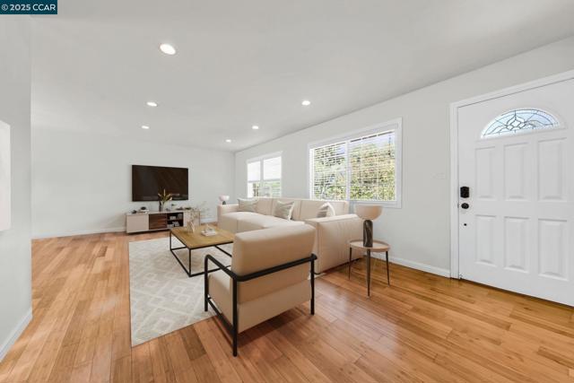 121 School Ln, Walnut Creek CA: https://media.crmls.org/mediaz/cc05637e-116c-4f37-ba32-a1eddb515518.jpg