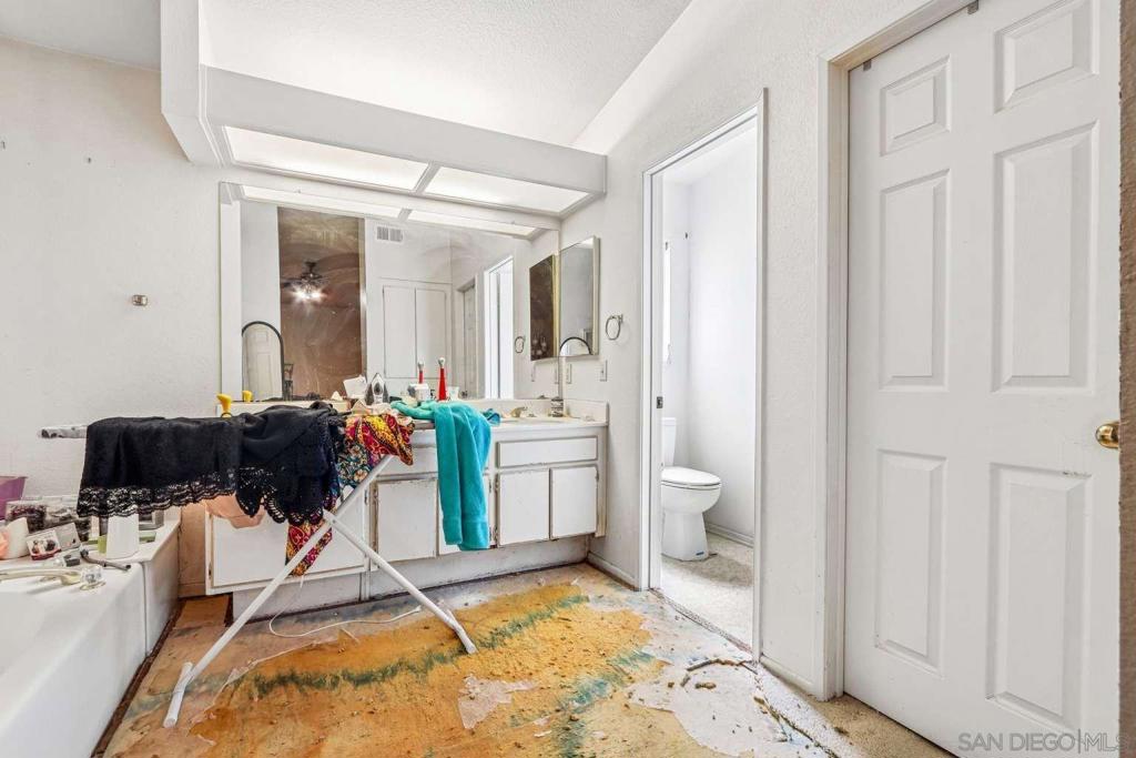 https://media.crmls.org/mediaz/cc05bed5-8335-475a-8966-9c8e0f3787b4.jpg?preset=X-Large