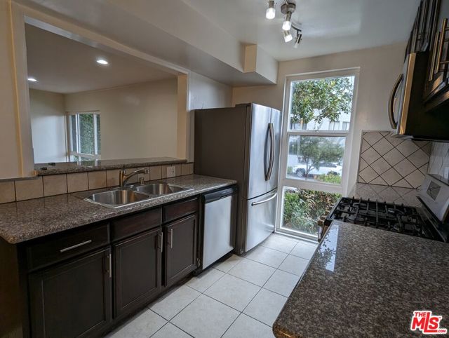 633 N Sweetzer Avenue, West Hollywood CA: https://media.crmls.org/mediaz/cc062e28-d0a7-4b39-aab8-53872bb8faea.jpg