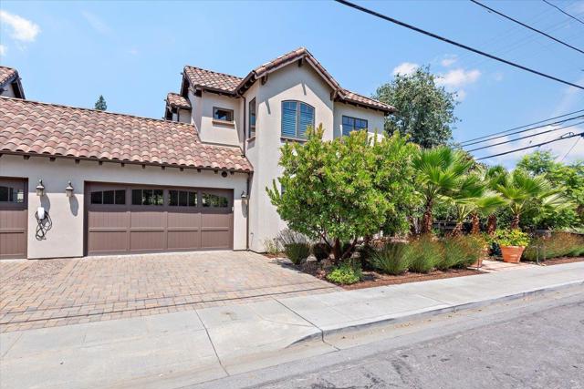 900 Roble Avenue, Menlo Park CA: https://media.crmls.org/mediaz/cc065e13-86dc-4b60-807b-aeb20dc9fc61.jpg