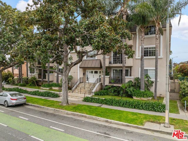 1228 14th Street, Santa Monica CA: https://media.crmls.org/mediaz/cc06a035-32d7-4b4d-b92b-a09ea53141a7.jpg