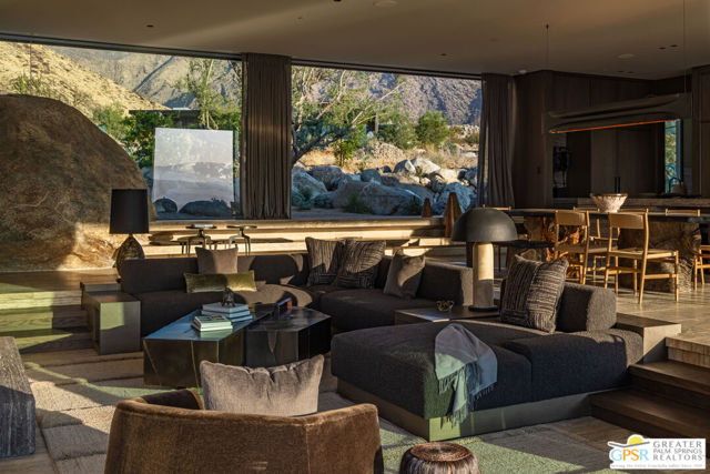 2215 Vista Distancia Court, Palm Springs, CA 92262