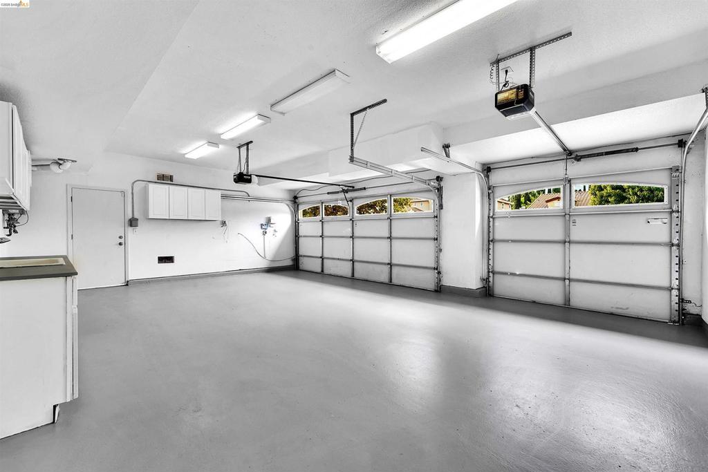 https://media.crmls.org/mediaz/cc077a43-6ec9-493d-802d-98a37220254a.jpg?preset=X-Large