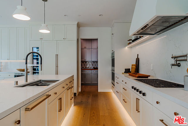 3076 Glenhurst Avenue, Los Angeles CA: https://media.crmls.org/mediaz/cc083166-2109-49af-b608-5d58f640dd70.jpg