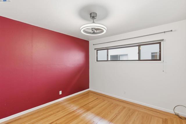 2133 Clinton Ave, Alameda CA: https://media.crmls.org/mediaz/cc083234-180e-4267-b145-ab569720b4fb.jpg