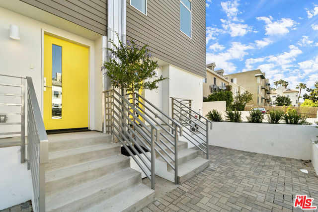 421 S Wilton Place, Los Angeles CA: https://media.crmls.org/mediaz/cc08681f-4054-430c-a4b8-4b99d2bf5013.jpg
