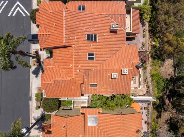 1466 Caminito Solidago, La Jolla CA: https://media.crmls.org/mediaz/cc0877e2-b7c5-4d9b-bd7c-2a9fdafcb7ba.jpg