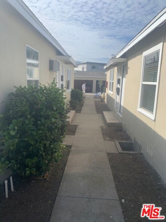 12022 W Washington Boulevard, Los Angeles CA: https://media.crmls.org/mediaz/cc092ca5-f29d-444f-ba58-c9233990f90e.jpg