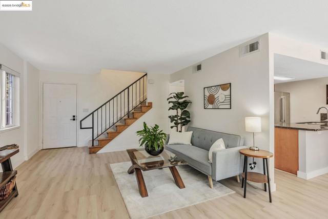 16 Town Sq PL, Oakland CA: https://media.crmls.org/mediaz/cc0950a2-4183-434b-8429-1834417a91bf.jpg