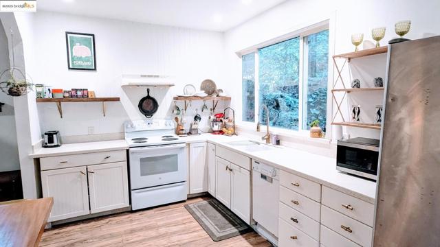 18512 Hwy 116, Guerneville CA: https://media.crmls.org/mediaz/cc095dba-3ed5-46c1-8631-7777749f315c.jpg
