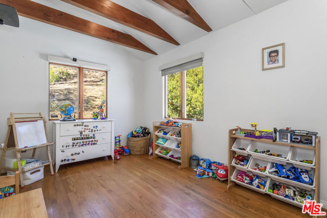 8783 Lookout Mountain Avenue, Los Angeles CA: https://media.crmls.org/mediaz/cc097514-d758-4c0a-9691-94cb92363501.jpg