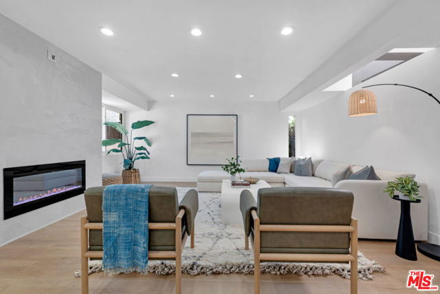 418 N Bowling Green Way, Los Angeles CA: https://media.crmls.org/mediaz/cc0a23ba-273c-478b-b820-9ef21a095e5d.jpg