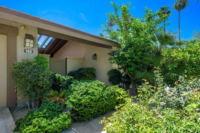 162 Lost River Drive, Palm Desert CA: https://media.crmls.org/mediaz/cc0a4aef-c1db-4aed-9766-2eed606bc3a0.jpg