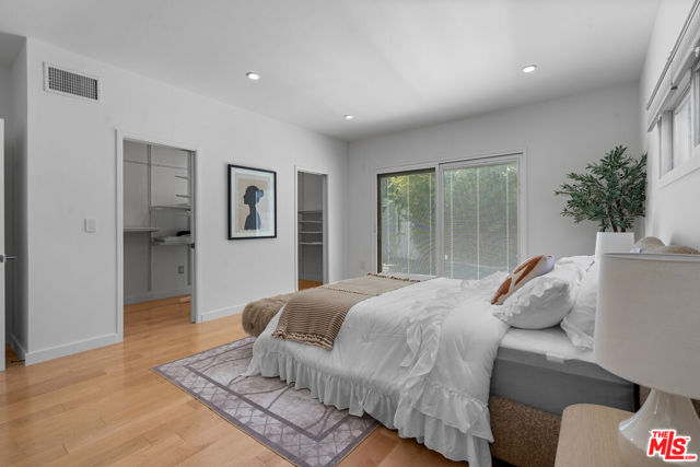 321 S Linden Drive, Beverly Hills CA: https://media.crmls.org/mediaz/cc0a606b-dcba-4e59-9e96-5e00c8cd2968.jpg