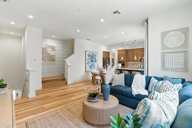 1937 Grand Street, Alameda CA: https://media.crmls.org/mediaz/cc0a86c1-92c3-4943-918a-a738b433eef7.jpg