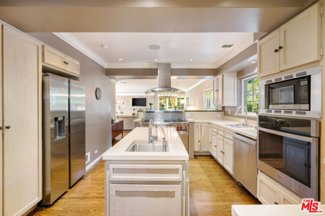 723 N Sierra Drive, Beverly Hills CA: https://media.crmls.org/mediaz/cc0b051e-44e0-41a2-92f4-4eb8deeeadce.jpg