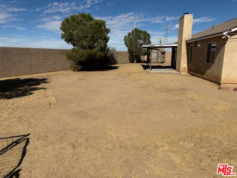 https://media.crmls.org/mediaz/cc0bc192-dcea-4e13-8b4f-d8586875ac38.jpg?preset=X-Large