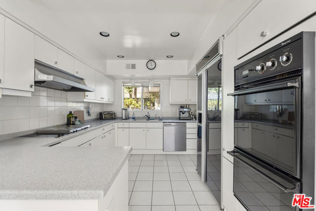 2252 Gloaming Way, Beverly Hills CA: https://media.crmls.org/mediaz/cc0c6178-9575-412f-bb35-ef9553f164c8.jpg