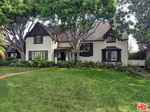 322 N June Street, Los Angeles CA: https://media.crmls.org/mediaz/cc0ca0ff-b234-46df-b4ca-a40ef97275a1.jpg