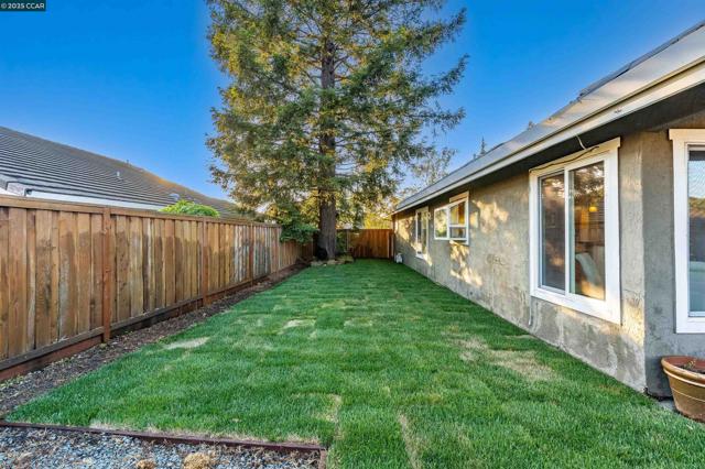 1438 Landahl Ct, Benicia CA: https://media.crmls.org/mediaz/cc0d6723-d4c2-4dee-a4ea-7a249e7b4d4c.jpg
