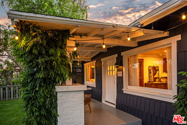 919 Venezia Avenue, Venice CA: https://media.crmls.org/mediaz/cc0e1872-13d2-4955-aac6-ad81bb1e9e19.jpg