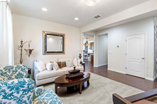 2469 Talaria Dr, Oakley CA: https://media.crmls.org/mediaz/cc0f8c2c-044f-47ea-b459-83f18c8cf5ae.jpg