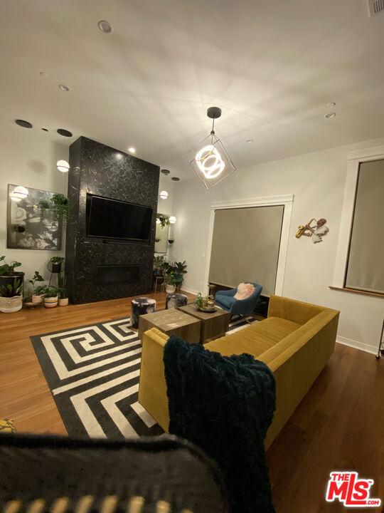 https://media.crmls.org/mediaz/cc0f9d05-1185-405c-a466-e136bf917fb3.jpg?preset=X-Large