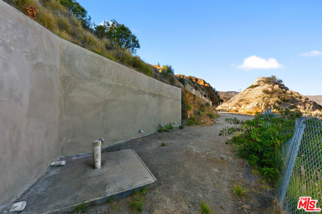 4140 Encinal Canyon Road, Malibu CA: https://media.crmls.org/mediaz/cc10dd9a-6df8-405a-8bd2-d4b0629dd880.jpg