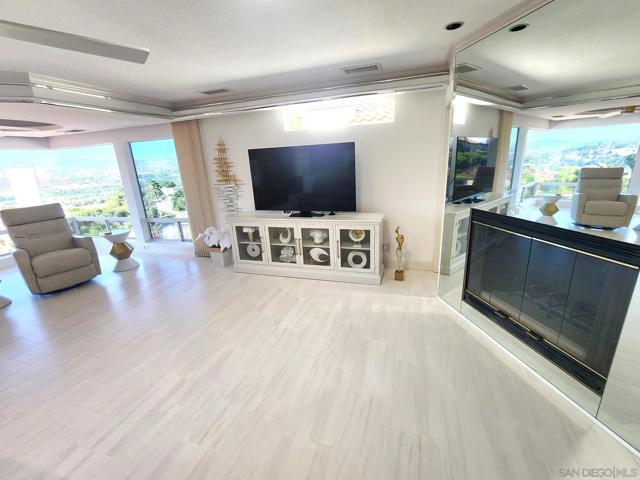 3933 Pinnacle Pl, Escondido CA: https://media.crmls.org/mediaz/cc11cc18-9774-4bd5-a168-585d28ba7a13.jpg