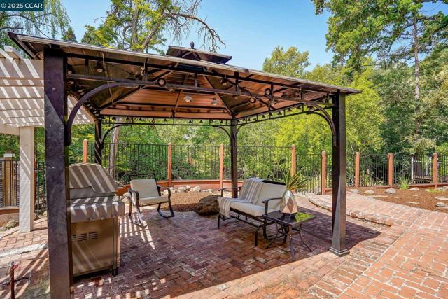 24 Ray Ct, Alamo CA: https://media.crmls.org/mediaz/cc128406-978a-46c5-8264-6a3ed5db1e7b.jpg