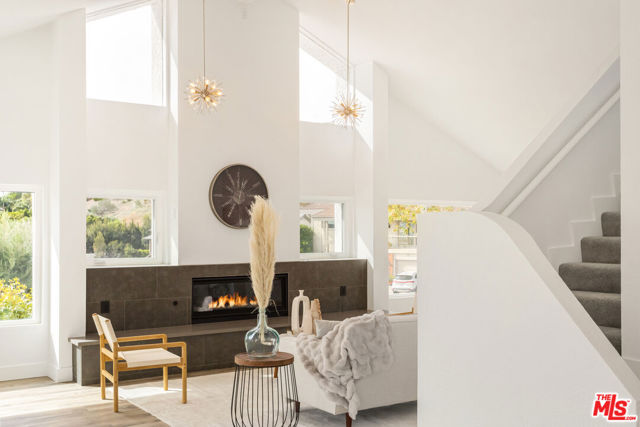 3536 Malibu Country Drive, Malibu CA: https://media.crmls.org/mediaz/cc12babf-c1a1-41db-b880-0324f7ca9f78.jpg