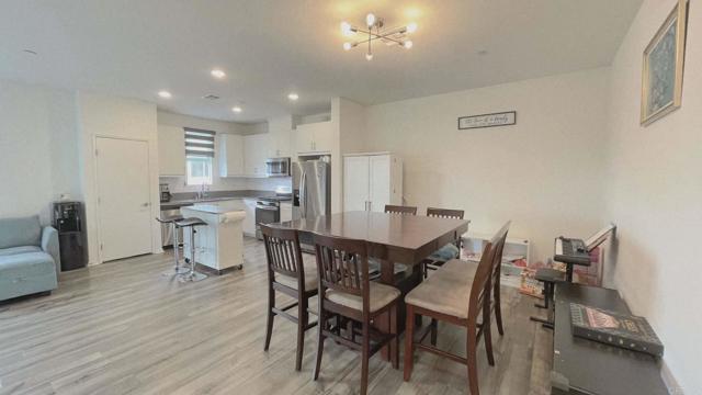 5495 Seacliff Place, San Diego CA: https://media.crmls.org/mediaz/cc13097d-0ce7-4982-b876-36011dd22b4e.jpg