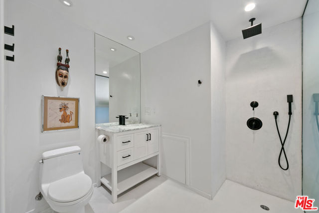 24928 Malibu Road, Malibu CA: https://media.crmls.org/mediaz/cc141442-a353-4fed-8ab0-35cd80a9949a.jpg