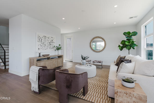 3870 W Point Drive, Los Angeles CA: https://media.crmls.org/mediaz/cc14681a-95ac-4be0-94ef-29e93c6c1c14.jpg