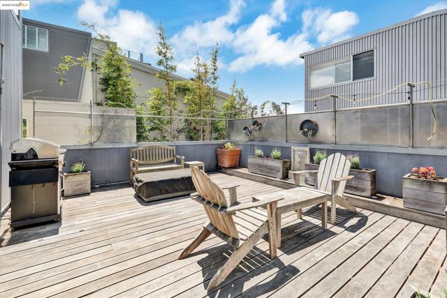 2709 10th St, Berkeley CA: https://media.crmls.org/mediaz/cc148139-3dff-4f3c-a72c-e27a5e0823f4.jpg