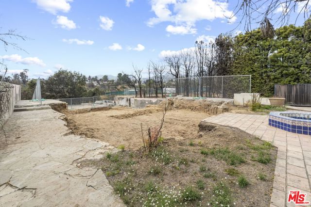 595 Radcliffe Avenue, Pacific Palisades CA: https://media.crmls.org/mediaz/cc14bccb-f9a0-4f6f-b4ef-8fd73187dc3c.jpg