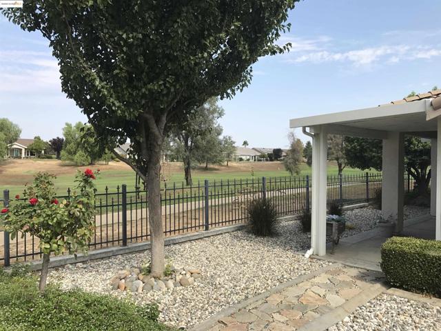 639 Pomona Dr, Brentwood CA: https://media.crmls.org/mediaz/cc15e1fa-8034-474a-b3d2-f40f72d80d79.jpg