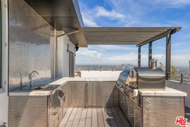 1610 Viewmont Drive, Los Angeles CA: https://media.crmls.org/mediaz/cc15f4bf-e049-4f73-9c97-86da741e8cc3.jpg