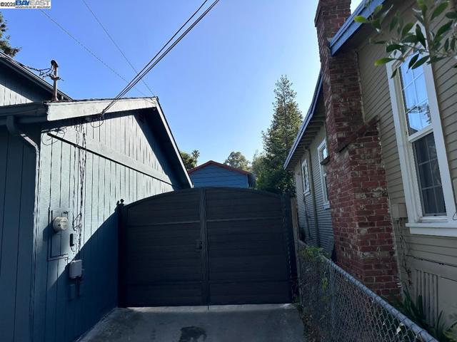 8065 earl st, Oakland CA: https://media.crmls.org/mediaz/cc167368-b149-4b87-9517-98bd73e5c05d.jpg
