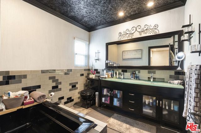 22450 Hatteras Street, Woodland Hills CA: https://media.crmls.org/mediaz/cc16d7b0-53fa-4778-99aa-4a7fc60ee714.jpg