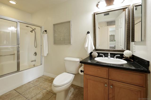 5033 Los Morros Way, Oceanside CA: https://media.crmls.org/mediaz/cc188f2b-451d-463a-9720-df16ff48995d.jpg